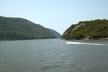 Divers hors-bord et bateaux à moteur sur la rivière Hudson