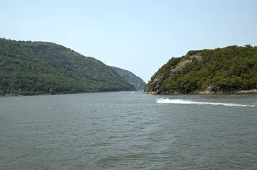 Crédence de cuisine en verre imprimé Sports nautique Divers hors-bord et bateaux à moteur sur la rivière Hudson