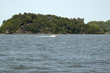Speed Boats on the Hudson River in front of an old ruined castle