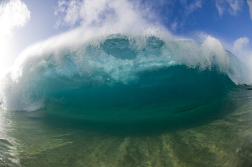 giant breaking wave in hawaii