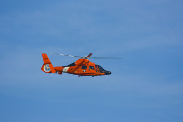 Fototapeta na wymiar Coast Guard śmigłowca na misji ratunkowej