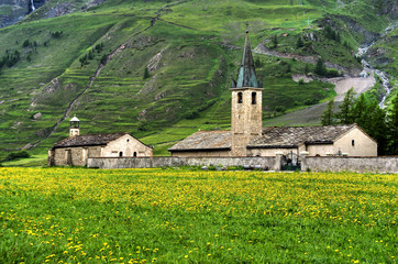 Eglise dans un village de Haute Maurienne (Bessans).