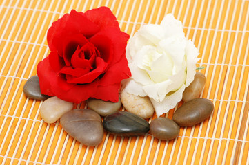 Fototapeta na wymiar Pebbles i kwiaty na sesji aromaterapii