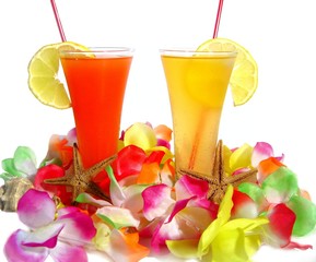 cocktails et collier de fleurs  