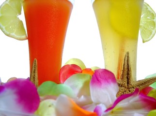 cocktails et collier de fleurs 