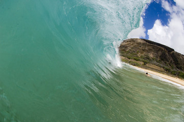 huge breaking wave in hawaii