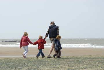 grand-pères et petits-enfants sur la plage