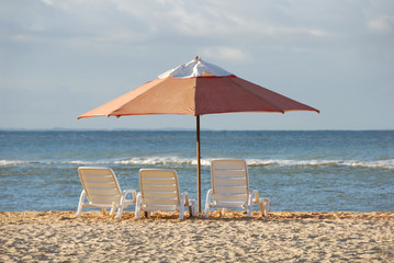 3 chaises et parasol