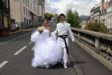 Obraz premium photo d'un couple de jeunes mariés