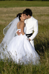 photo d'un couple de jeunes mariés