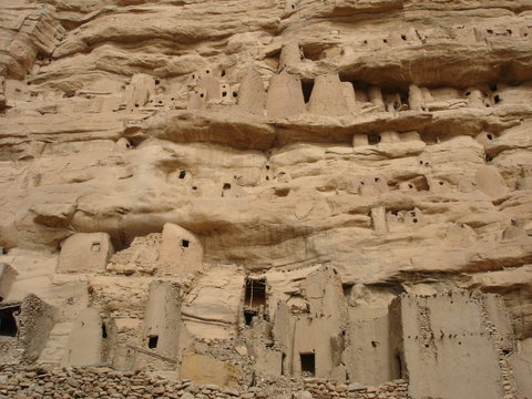 Constructions Tellem au Pays Dogon (Mali)