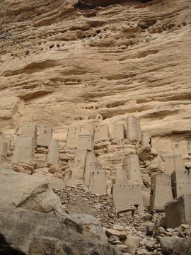 Constructions Tellem au Pays Dogon (Mali)