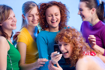 Fototapeta premium fünf wunderschöne Mädchen lesen eine SMS am Handy