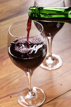 Rotwein einschenken