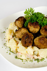 Gehacktesbällchen auf Kartoffelsalat