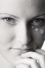 Obraz premium a sweet black and white image of a girl with petals of rose