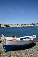 Fototapeta na wymiar Beached łód¼ wiosłowa, spokojne sceny w hiszpańskim porcie rybackim
