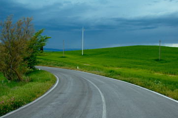Fototapeta na wymiar Kraj drogowego w Toskanii regionie Włoch. Nadchodząca burza.