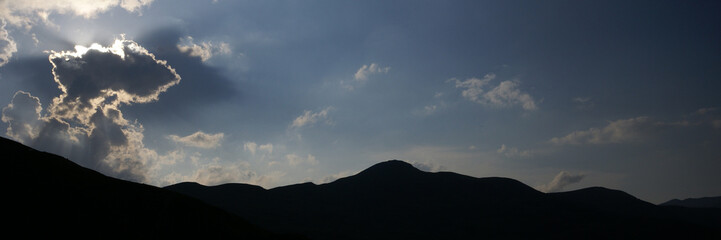 le soleil derrière les nuages