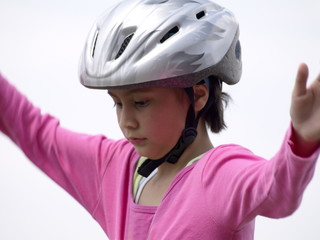 mädchen mit helm fährt scate board