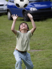 junge spielt mit einem fu&szlig;ball