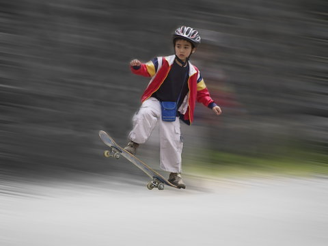 junge beim scate board fahren