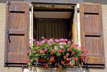 Fototapeta na wymiar Francja okiennice okna kwiaty regionu Florac cevennes