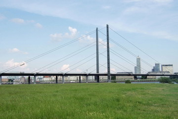 Fototapeta na wymiar Düsseldorf Rheinkniebrücke