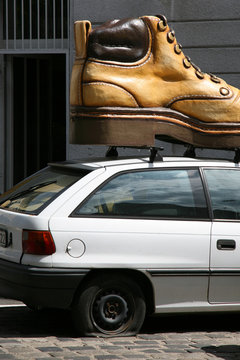 Chaussure sur une voiture