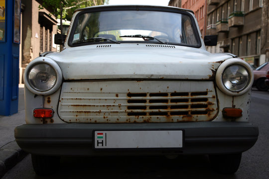 vielle voiture blanche et rouill&eacute; &agrave; Budapest