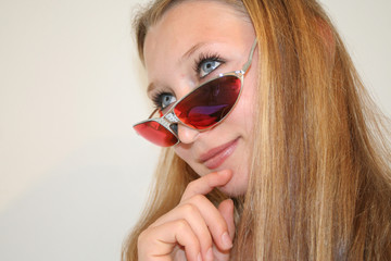 hübsche blonde frau mit sonnenbrille