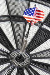 Dartpfeil der US-amerikanischen Flagge trifft ins Schwarze