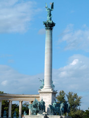Fototapeta na wymiar Pomnik Millennium na placu Bohaterów