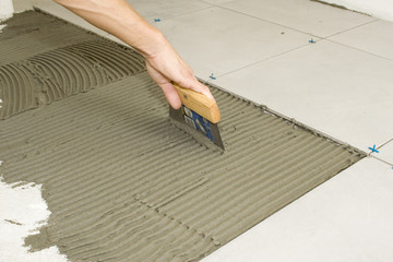 Pose du carrelage.