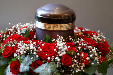 Urne mit Trauerkranz