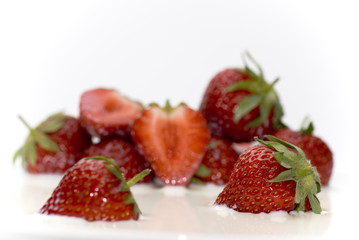 Erdbeeren schwimmen in Milch