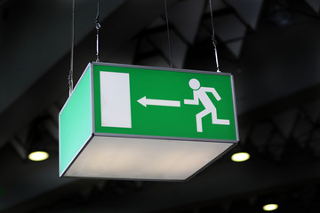 Schild mit Notausgang