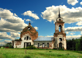Fototapeta na wymiar The ruin of orthodox church in central Russia