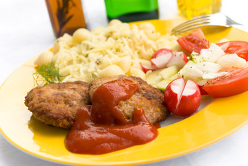 Frikadellen mit Ketchup,Nudeln,Salat