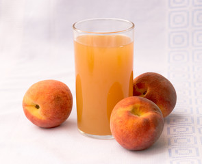Frisch gepresster Pfirsichsaft