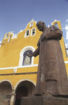 Denkmal f&uuml;r Diego de Landa in Izamal, Yucatan, Mexiko.