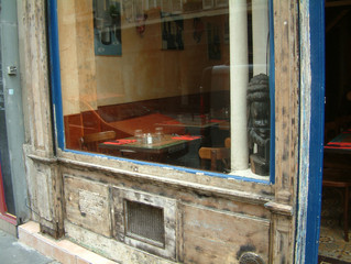 Devanture de restaurant en bois brut. Paris X.