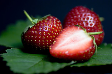 Erdbeeren, schwarzer Hintergrund
