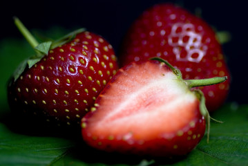 Erdbeeren, schwarzer Hintergrund