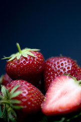 Erdbeeren, schwarzer Hintergrund