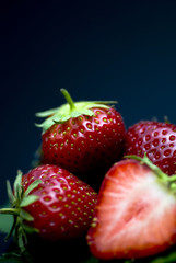Erdbeeren, schwarzer Hintergrund