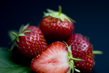 Erdbeeren, schwarzer Hintergrund