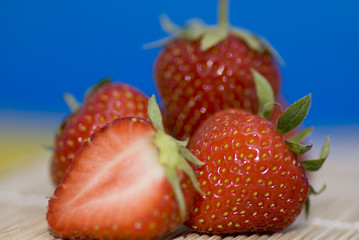 Erdbeeren, blauer Hintergrund