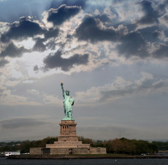 Fototapeta premium Statue of Liberty against a stormy sky