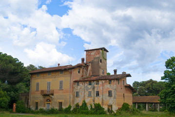 Fototapeta na wymiar Stary opuszczony dom w krajobrazie tuscanian